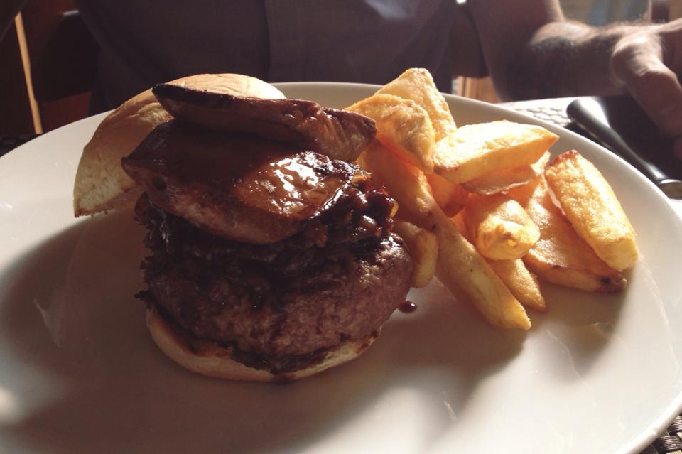 Hamburguer com Foi Gras  - Twelve Bistrô