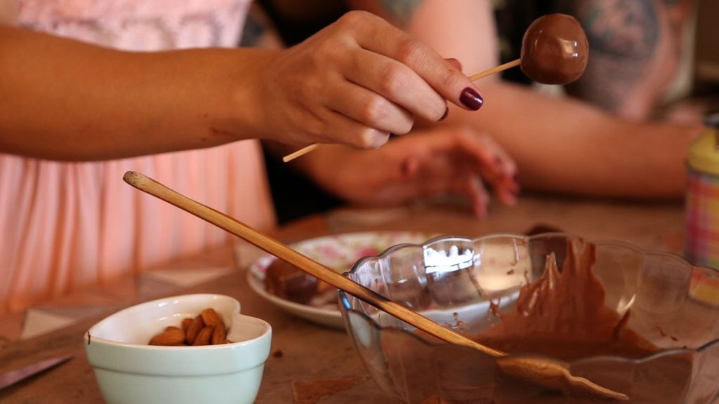 Cake Pop banhando chocolate