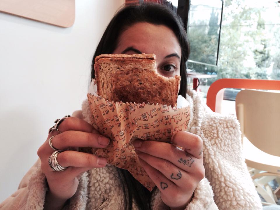 Mari com seu Tostex de Morango Com Chocolate