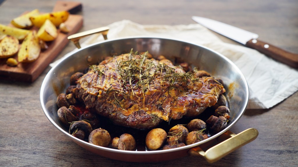 CARNE ASSADA com MOLHO DE COGUMELOS e BATATAS |&nbsp;Receita