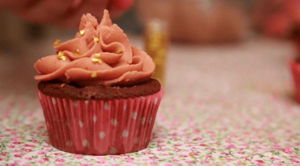CUPCAKE de CHOCOLATE com COBERTURA de BUTTERCREAM |&nbsp;Receita