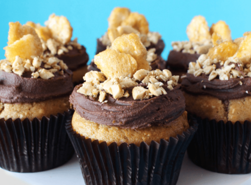 CUPCAKES de BANANA com GANACHE e CROCANTE de CASTANHA de CAJU | Receita Vegana