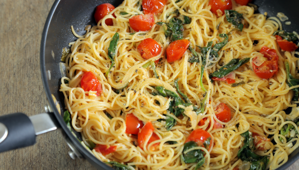 Spaghettini com ESPINAFRE e TOMATINHOS |&nbsp;Receita