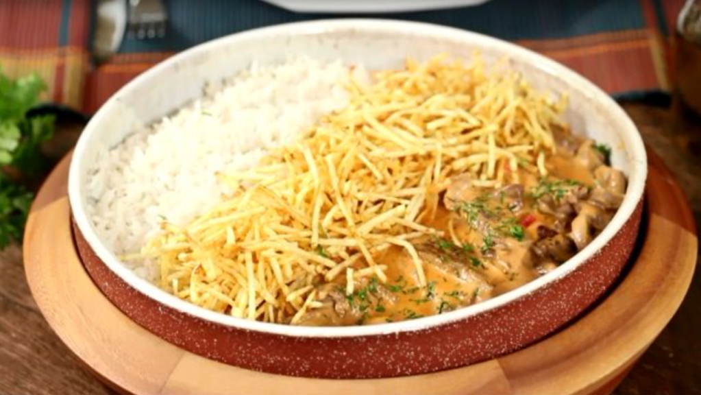 STROGONOFF com BATATA PALHA CASEIRA |&nbsp;Receita