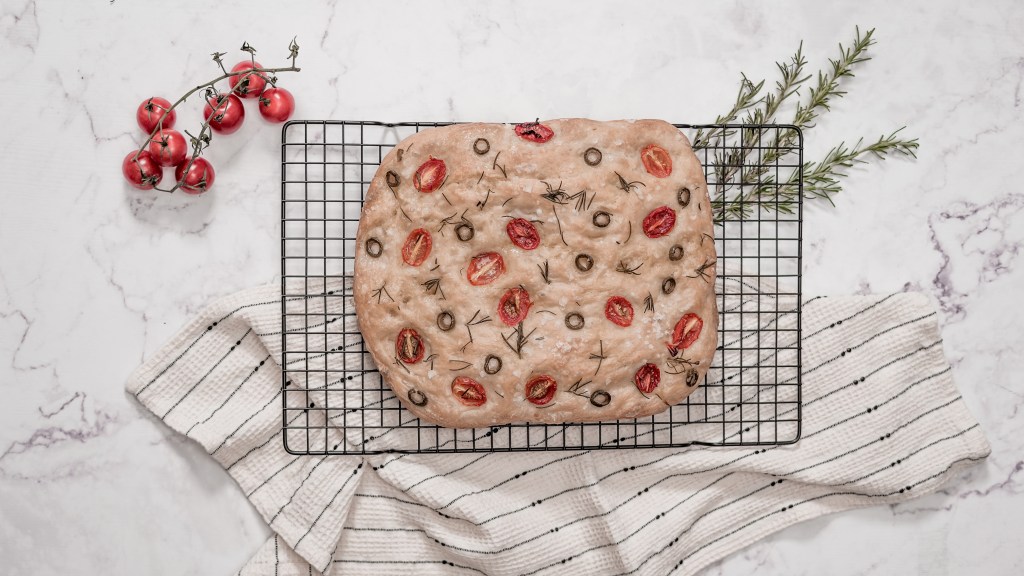 Focaccia com Tomatinhos Cereja, Alecrim e Azeitonas |&nbsp;Receitas