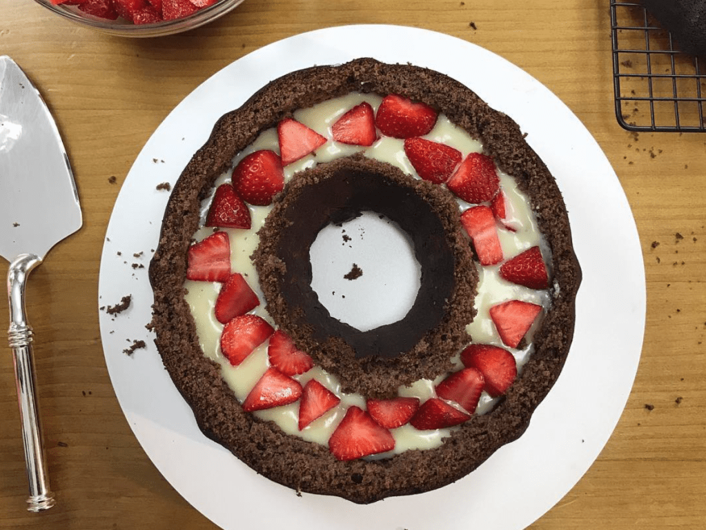 BOLO SURPRESA de CHOCOLATE com BRIGADEIRO BRANCO |&nbsp;Receita