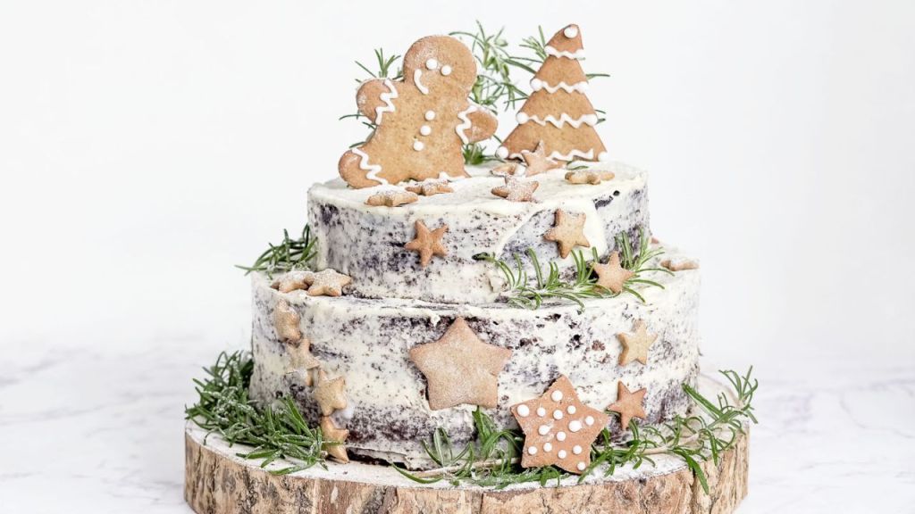 Bolo de Natal decorado com Biscoitos Natalinos |&nbsp;Receita