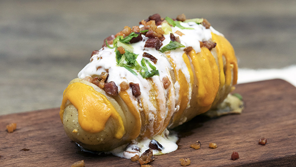 Batatas Recheadas com Bacon, Cheddar e Sour Cream |&nbsp;Receita