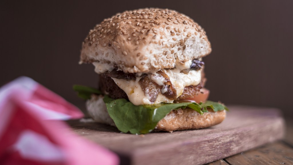 Camemburger (Hambúrguer de Camembert Empanado) |&nbsp;Receita